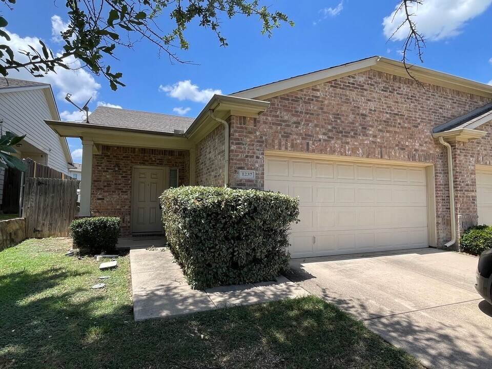 1237 Grand Central Pkwy in Fort Worth, TX - Foto de edificio