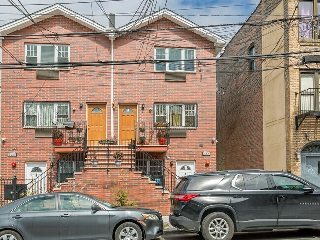 727 E 219th St in Bronx, NY - Foto de edificio - Building Photo