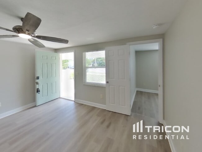 1002 Windsor Hill Way in Tarpon Springs, FL - Building Photo - Building Photo