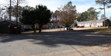 501-529 Holding St in Clayton, NC - Foto de edificio - Building Photo