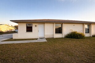 801 SE 5th Ave in Cape Coral, FL - Building Photo