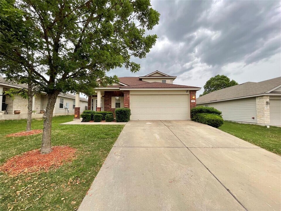 320 Baldwin St in Hutto, TX - Building Photo