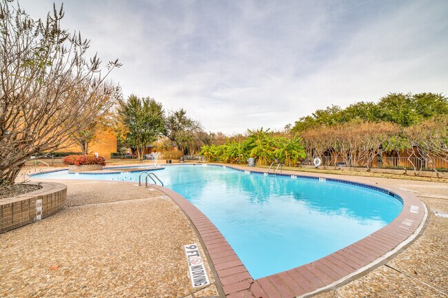 570 Avenue J Ave in Grand Prairie, TX - Building Photo - Building Photo