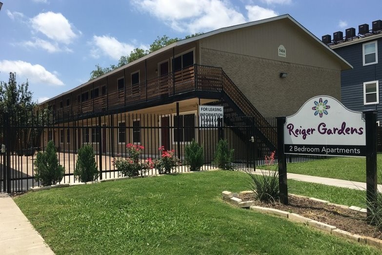 Reiger Gardens in Dallas, TX - Building Photo