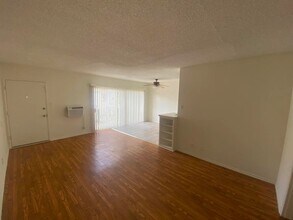 21809 Lanark St in Canoga Park, CA - Foto de edificio - Building Photo