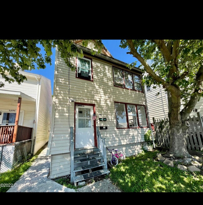 1293 2nd Ave, Unit Second floor