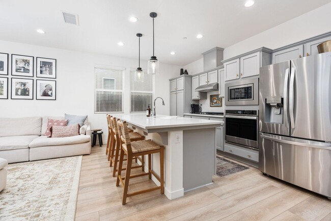 965 Thurman Way in Madera, CA - Foto de edificio - Building Photo