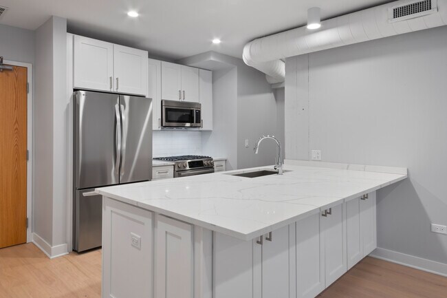 4637 N Ashland Ave, Unit 401 in Chicago, IL - Foto de edificio - Building Photo