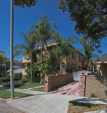 727 E Cypress Ave in Burbank, CA - Foto de edificio - Building Photo