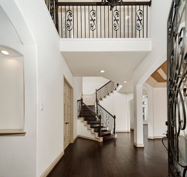 property at 27 Tioga Pl