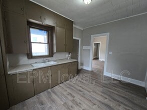 813 W 2nd St in Waterloo, IA - Building Photo - Building Photo