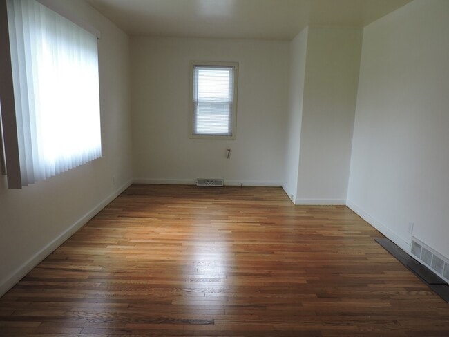 1324 Englewood Ave in Waterloo, IA - Building Photo - Building Photo