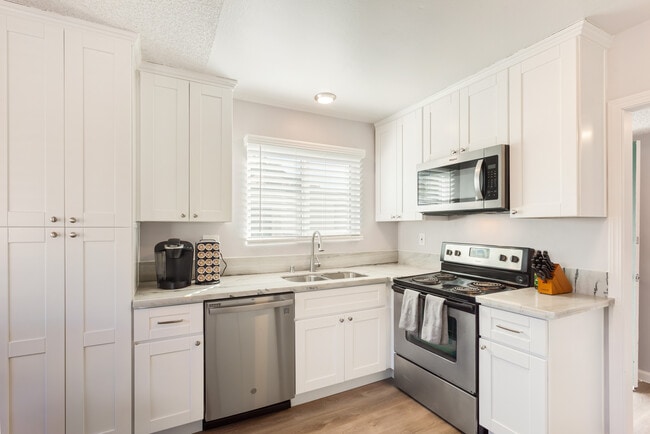 1817 E Grand Ave, Unit 28 in Escondido, CA - Building Photo - Building Photo