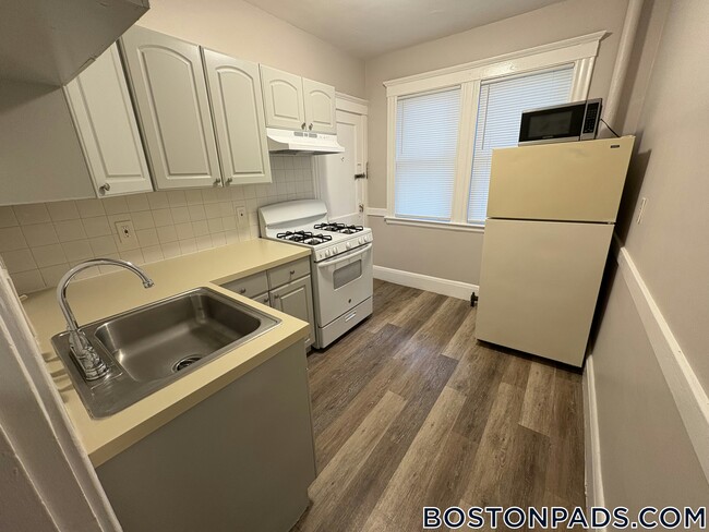 30 Harwood St, Unit 8 in Lynn, MA - Foto de edificio - Building Photo