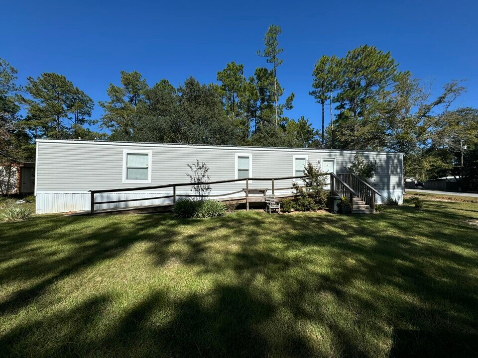 18 W Bayou Forest Dr in Freeport, FL - Building Photo