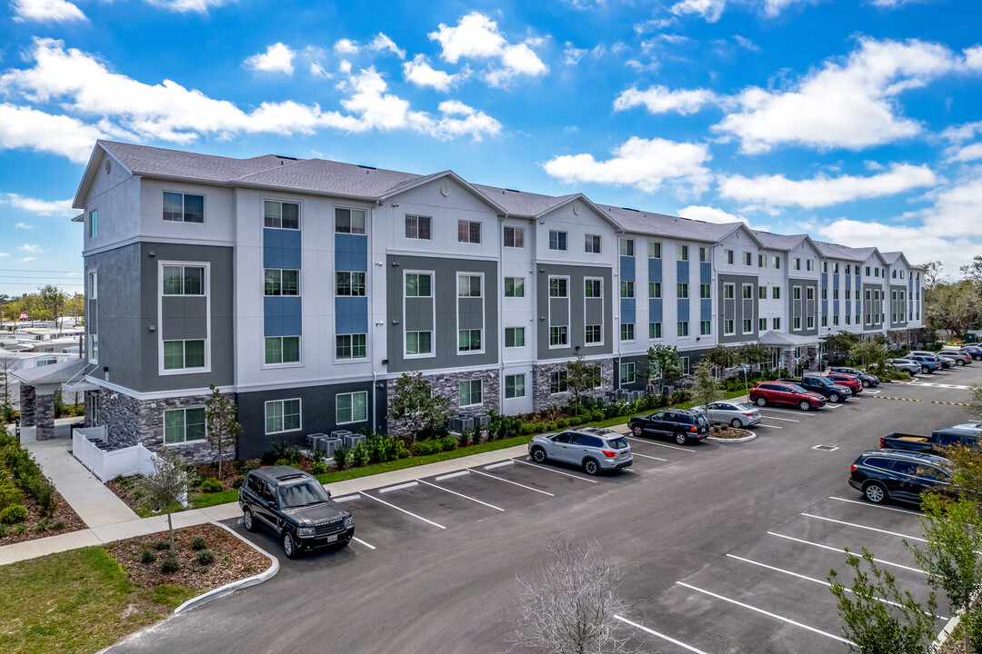 Bear Creek Commons in St. Petersburg, FL - Building Photo