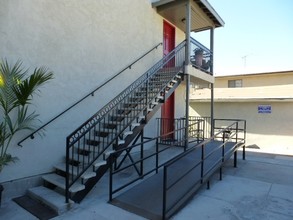 5655 W Jefferson Blvd in Los Angeles, CA - Foto de edificio - Building Photo