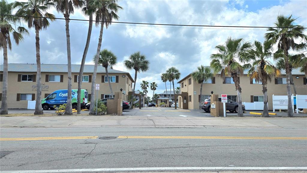 415 N Halifax Ave in Daytona Beach, FL - Building Photo