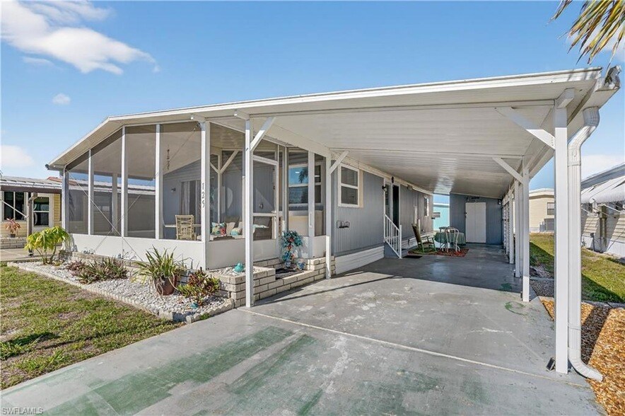 125 Kim Dr in Naples, FL - Building Photo