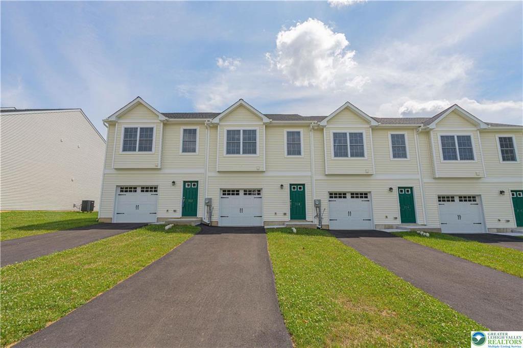 744 Blue Heron Dr in Allentown, PA - Building Photo