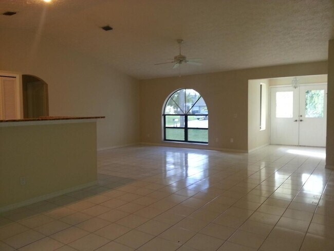 915 SW Cornelia Ave in Port St. Lucie, FL - Building Photo - Building Photo