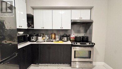 5745 Stanley Ave in Niagara Falls, ON - Foto de edificio - Building Photo