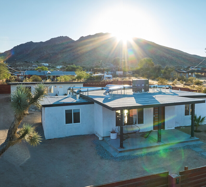 4540 Avenida La Candela, Unit Main House in Joshua Tree, CA - Foto de edificio