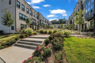 552 Ember Ln NW in Atlanta, GA - Building Photo - Building Photo