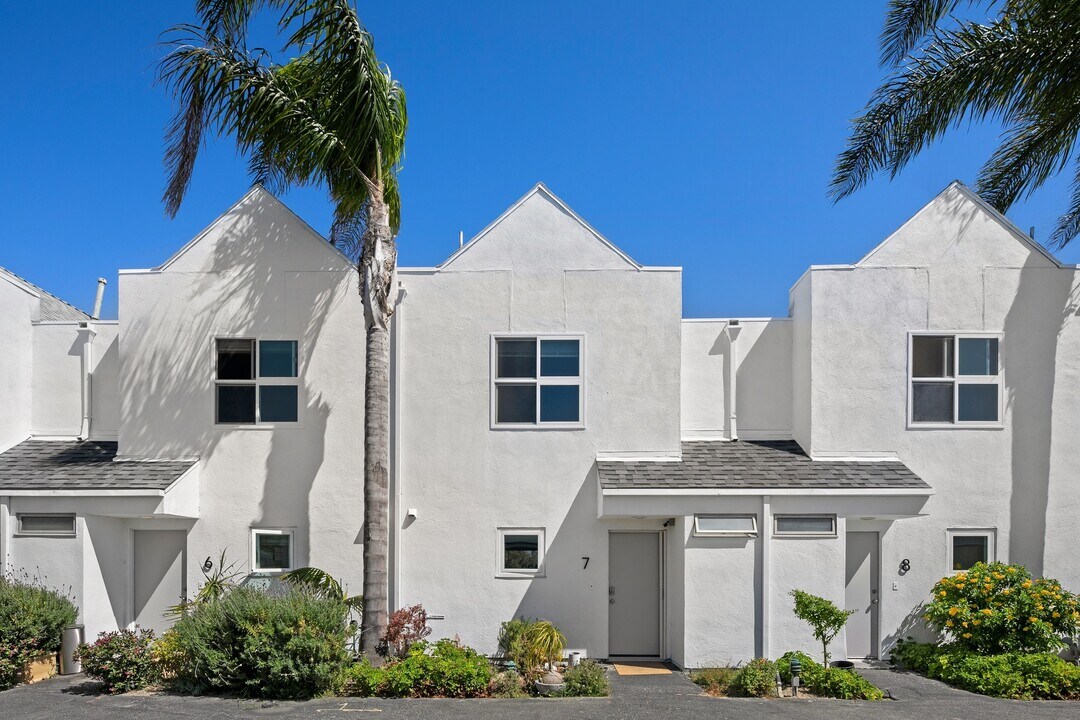 28711 CA-1 in Malibu, CA - Building Photo