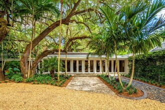 11015 Lakeside Dr in Coral Gables, FL - Building Photo - Building Photo