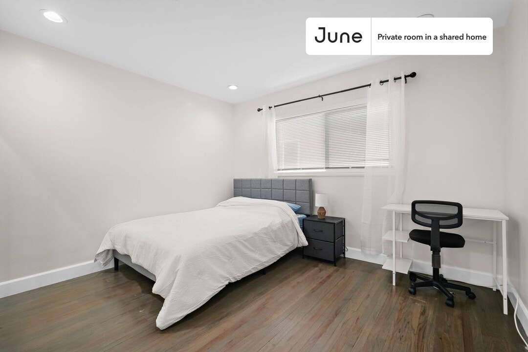 Private bedroom in 4 bed/2 bath Home in Los Angeles, CA - Building Photo