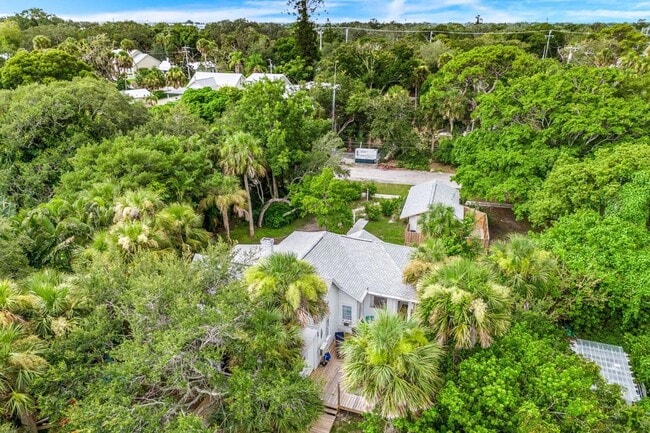 1365 Pineapple Ave in Melbourne, FL - Foto de edificio - Building Photo