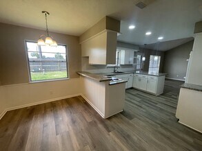 1013 N Amy Dr in Deer Park, TX - Building Photo - Building Photo