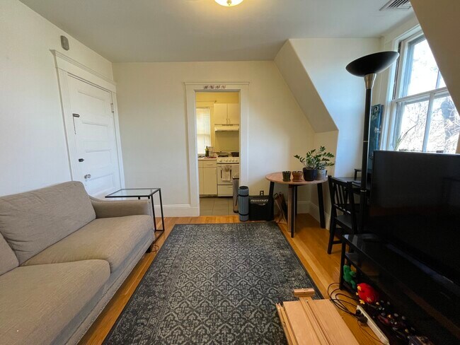 81 College Ave in Somerville, MA - Foto de edificio - Building Photo