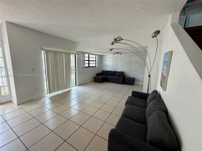 8556 NW 8th St in Miami, FL - Building Photo - Building Photo