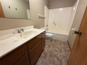 232 NW Woods Chapel Rd in Blue Springs, MO - Building Photo - Building Photo