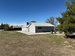 9302 E Avenue R14 in Littlerock, CA - Foto de edificio - Building Photo