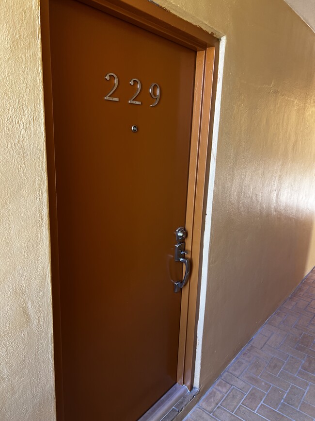 9300 W Flagler St, Unit 229 in Miami, FL - Foto de edificio - Building Photo