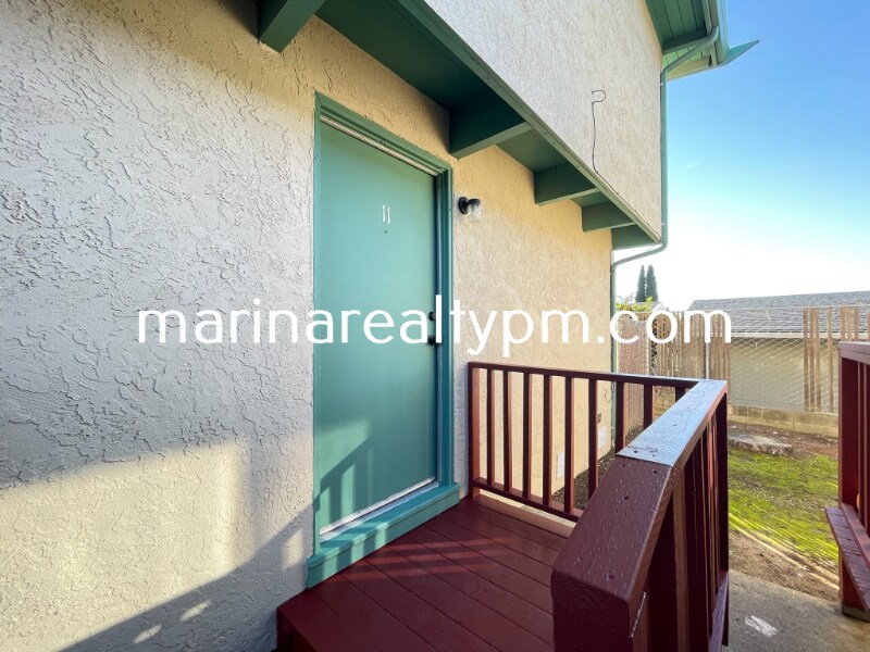 240 Holly St, Unit 11 in Vallejo, CA - Building Photo