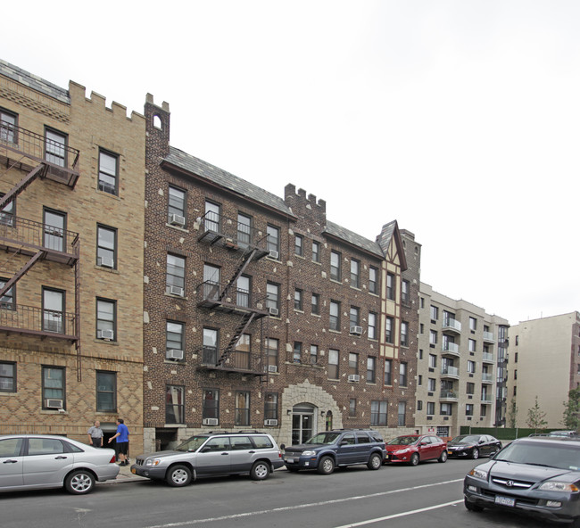 35-33 29th St in Long Island City, NY - Foto de edificio - Building Photo