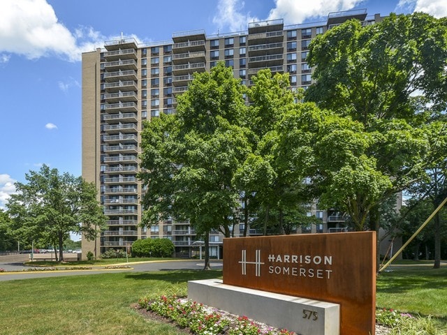 The Harrison Somerset Apartment Homes in Somerset, NJ - Foto de edificio