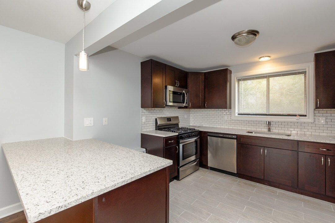 6803 N Ridge Blvd-Unit -6803-205 in Chicago, IL - Building Photo