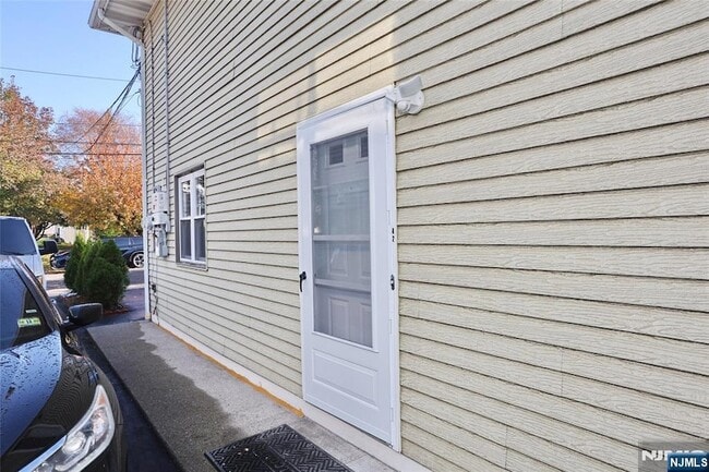 42 Ave C, Unit Apt 302 in Lodi, NJ - Foto de edificio - Building Photo