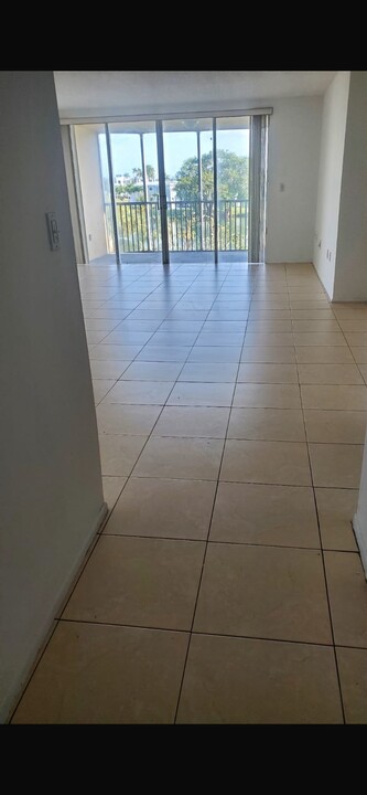 1750 NE 191st St, Unit D328 in North Miami Beach, FL - Building Photo