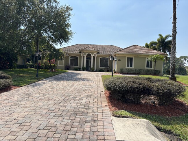 812 SW Squire Johns Ln in Palm City, FL - Foto de edificio - Building Photo