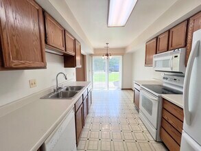1005 Greenwood Cir in Woodstock, IL - Building Photo - Building Photo