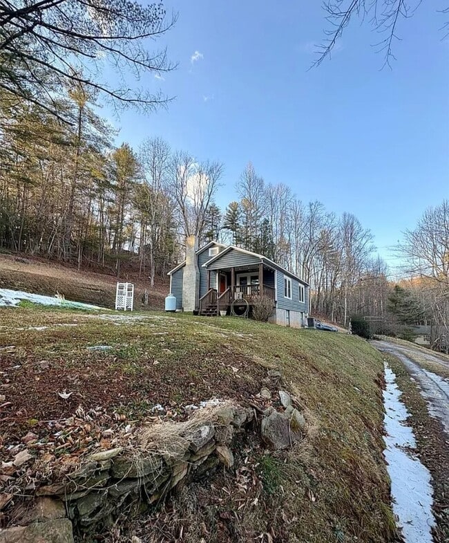 2050 Blowing Rock Blvd in Lenoir, NC - Building Photo - Building Photo