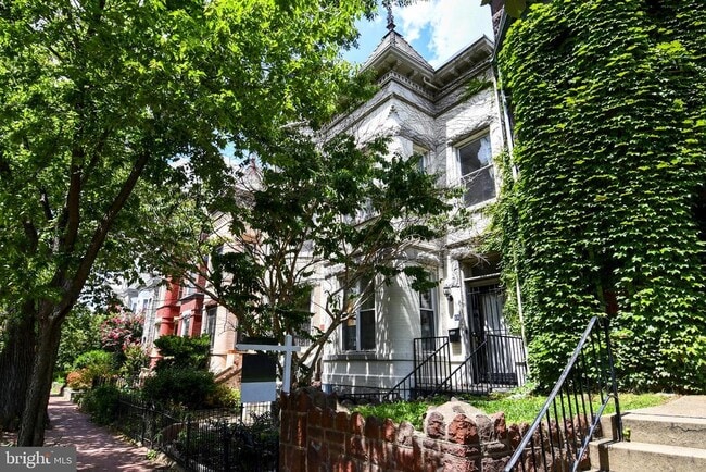 property at 11 R St NW