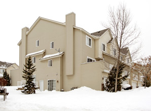 360-374 Brickyard Dr in Chaska, MN - Foto de edificio - Building Photo