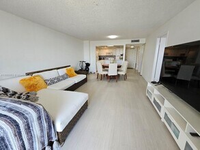 18031 Biscayne Blvd in Aventura, FL - Building Photo - Building Photo